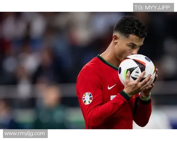 欧冠赛场惊现奇葩事件球迷闯入抢夺C罗球衣引发热议